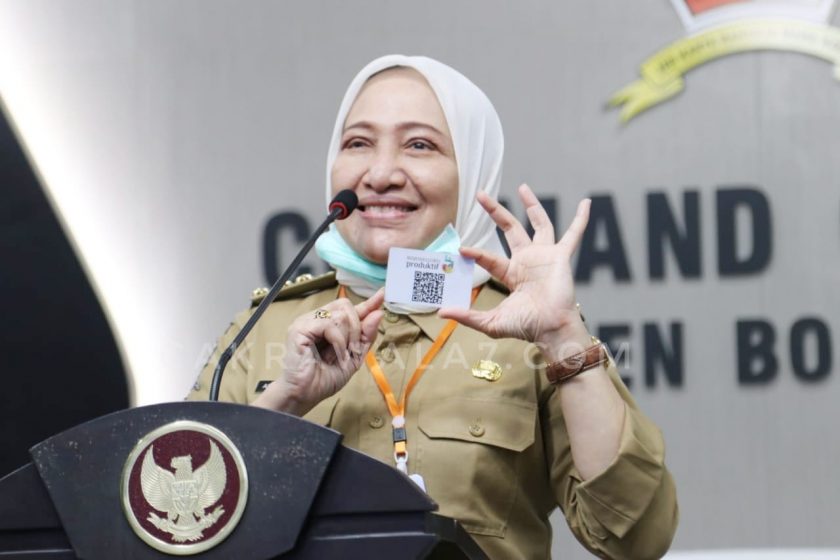 FOTO ; Bupati Bojonegoro Dr Hj Anna Muawannah dalam sambutannya di acara penerimaan dana hibah untuk para anggota kelompok Tani