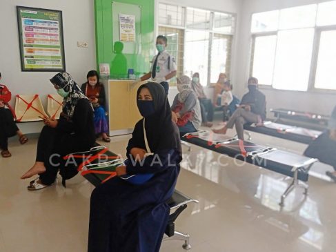 Foto: Nasabah Pegadaian Cabang Ponorogo Sedang Menerapkan Social Distancing Ketika Menunggu Pelayanan