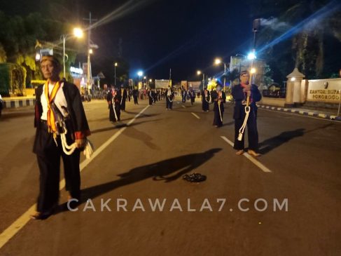FOTO : Tiga Pusaka utama di kirab,mengelilingi aloon aloon Ponorogo
