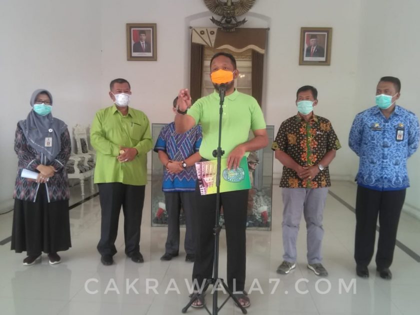 Foto : Bupati Ipong sedang melakukan konfrensi Pers