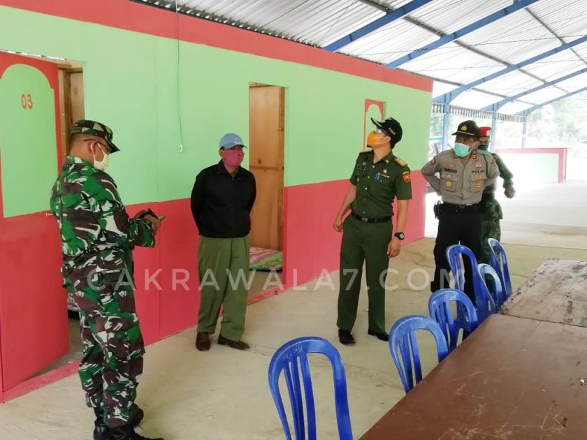 Forkopimcam Kec.Ngrayun sedang melakukan pengecekan ruang isolasi Di masing-masih Desa