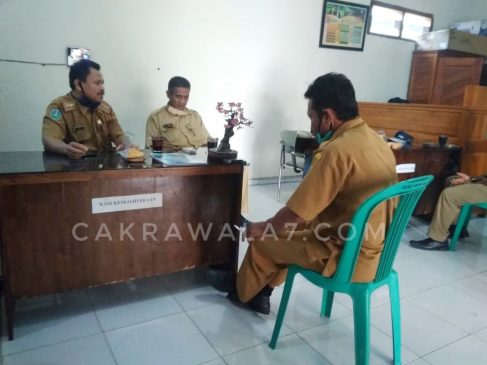 Foto: Sosialisasi pencegahan wabah virus Covid-19 Di Balai Desa Munggu dengan menerapkan aturan Social Distancing
