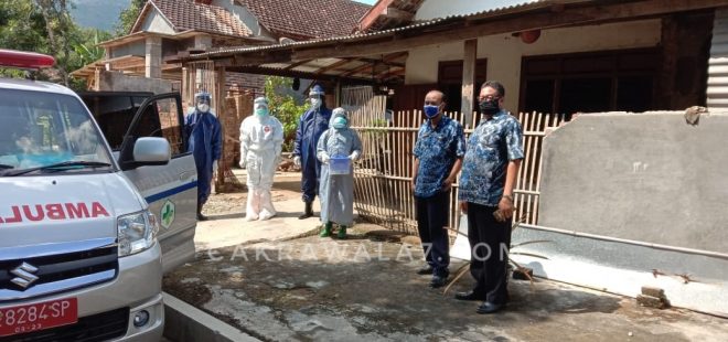 Foto : Petugas Medis saat mengantar warga masuk rumah kosong untuk melakukan isolasi mandiri