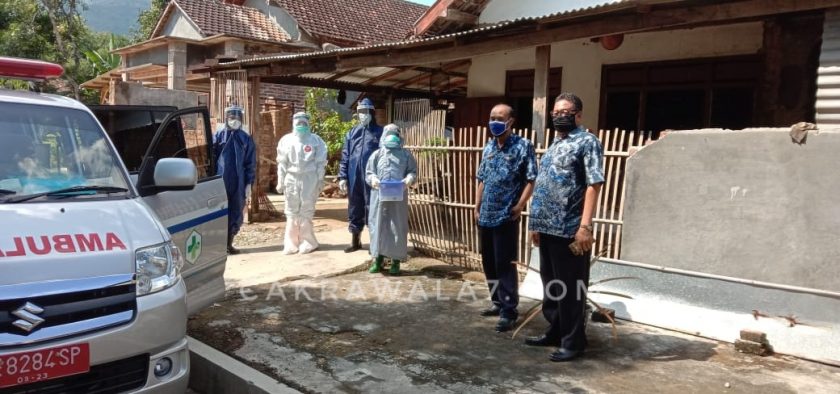 Foto : Petugas Medis saat mengantar warga masuk rumah kosong untuk melakukan isolasi mandiri