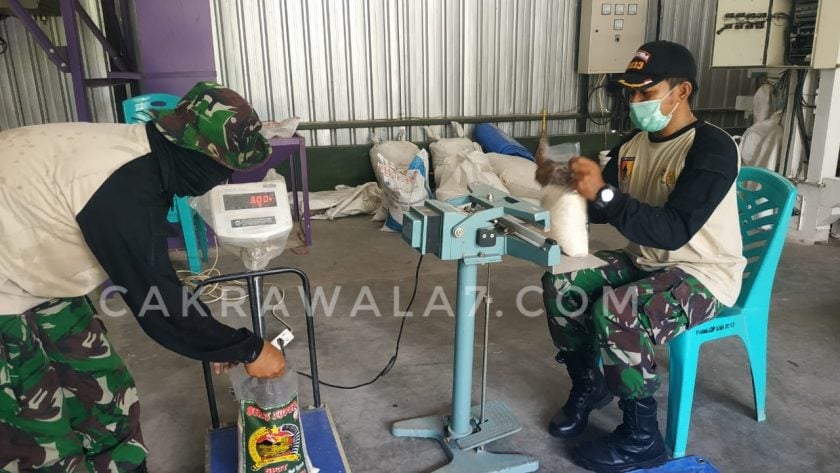 Foto : Kodim 0813 Bojonegoro melakukan penimbangan beras untuk di bagikan kepada warga yang terdampak covid-19