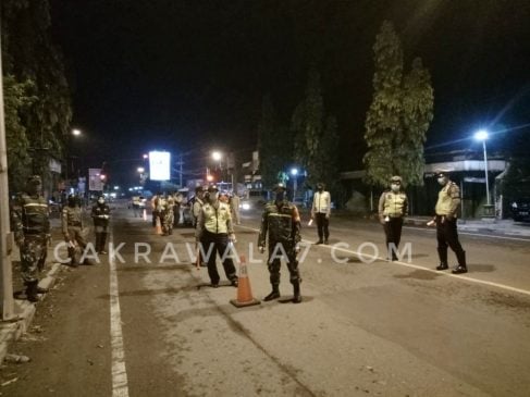 Foto : Satgas Covid-19 saat melakukan penjagaan di pintu masuk Ponorogo Foto : Satgas Covid-19 saat melakukan penjagaan di pintu masuk Ponorogo