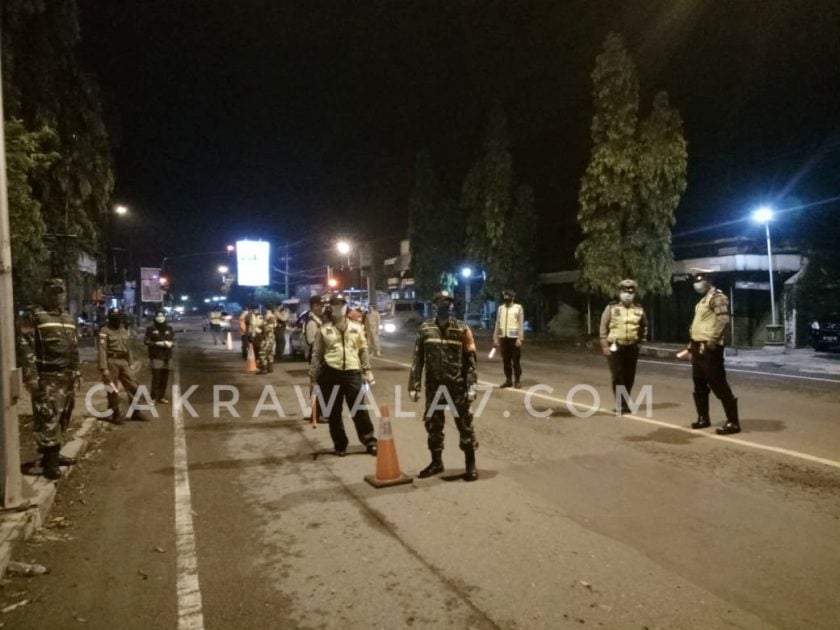 Foto : Satgas Covid-19 saat melakukan penjagaan di pintu masuk Ponorogo