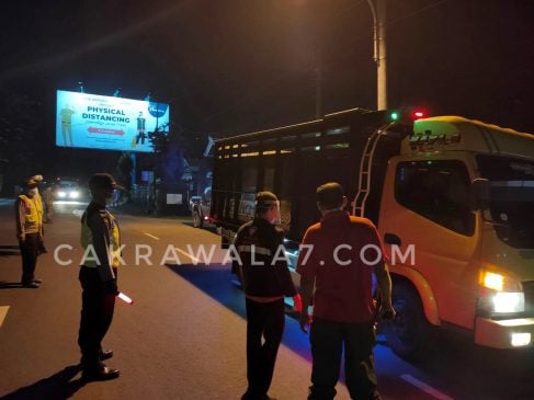 Foto : Satgas Covid-19 saat melakukan pemeriksaan ketat kepada setiap pengguna jalan yang memasuki wilayah Ponorogo Foto : Satgas Covid-19 saat melakukan pemeriksaan ketat kepada setiap pengguna jalan yang memasuki wilayah Ponorogo