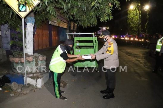 Foto : Kapolres membagikan makan sahur kepada petugas kebersihan