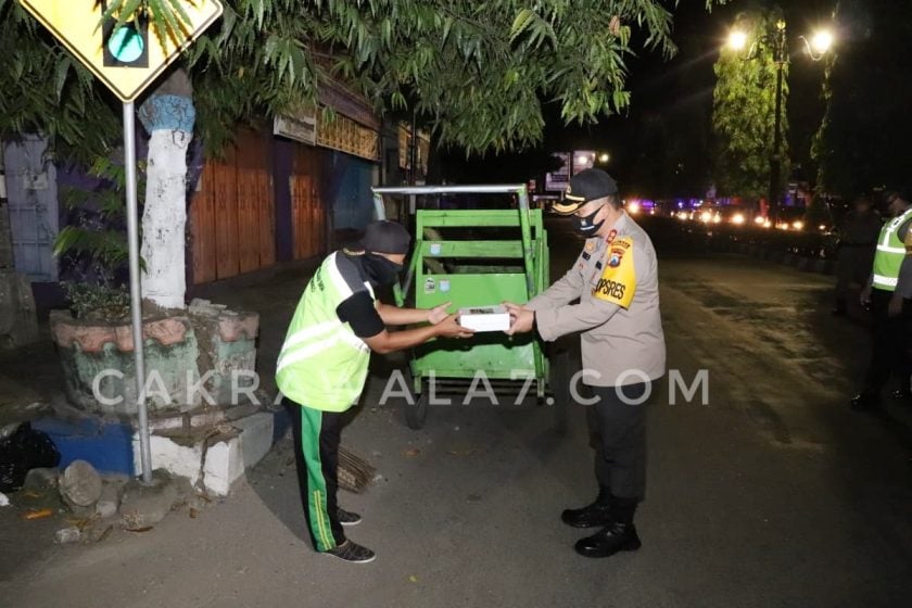 Foto : Kapolres membagikan makan sahur kepada petugas kebersihan