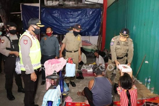 Foto : Satgas Covid-19 membagikan makan sahur kepada masyarakat