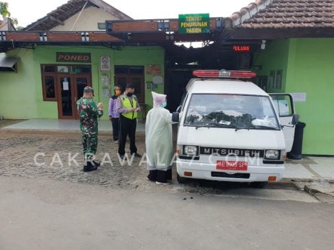 Foto : Petugas gabungan dan tim medis saat Di Puskesmas Pulung Foto : Petugas gabungan dan tim medis saat Di Puskesmas Pulung