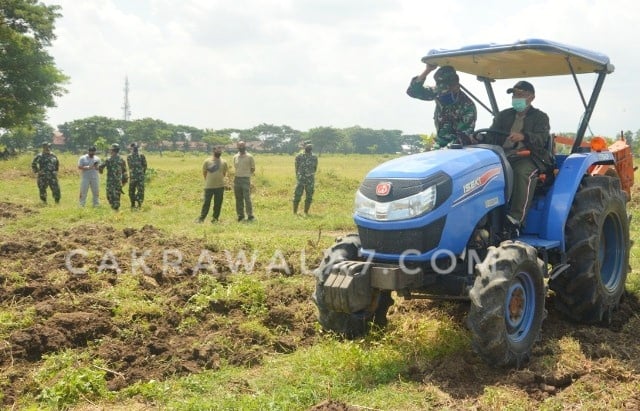 Foto : Danrem 081/Dsj tinjau lahan kodim 0802 Ponorogo Foto : Danrem 081/Dsj tinjau lahan kodim 0802 Ponorogo