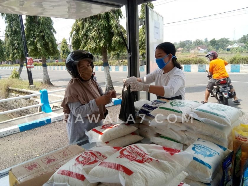 FOTO : Bulog Divre 3 Ponorogo sedang melakukan oprasi pasar FOTO : Bulog Divre 3 Ponorogo sedang melakukan oprasi pasar