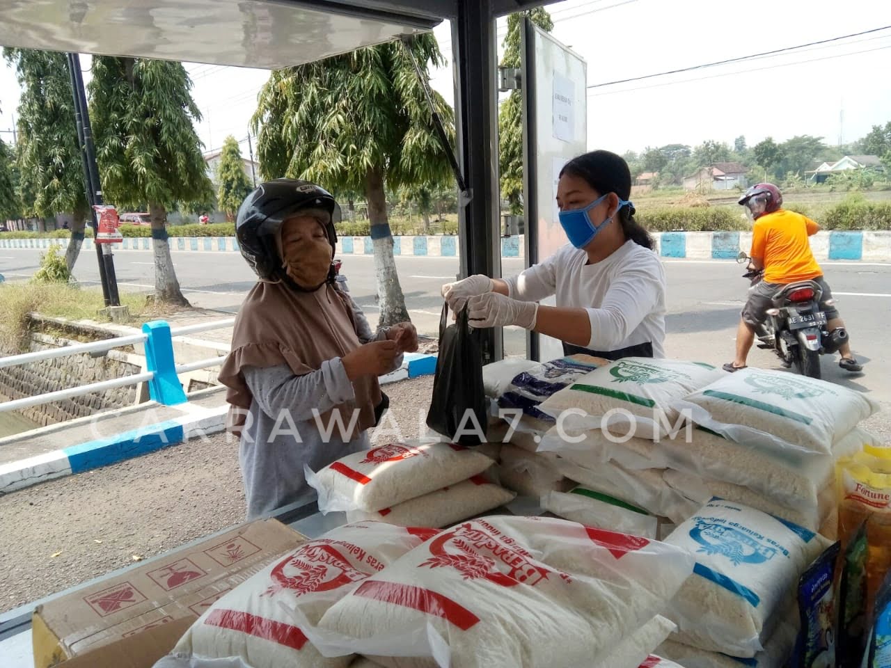 FOTO : Bulog Divre 3 Ponorogo sedang melakukan oprasi pasar