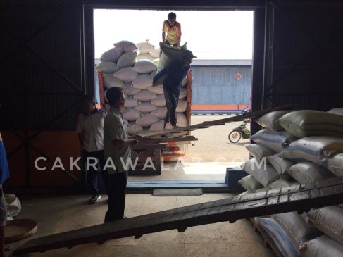 FOTO : Aktivitas di gudang Bulog Divre 3 Ponorogo