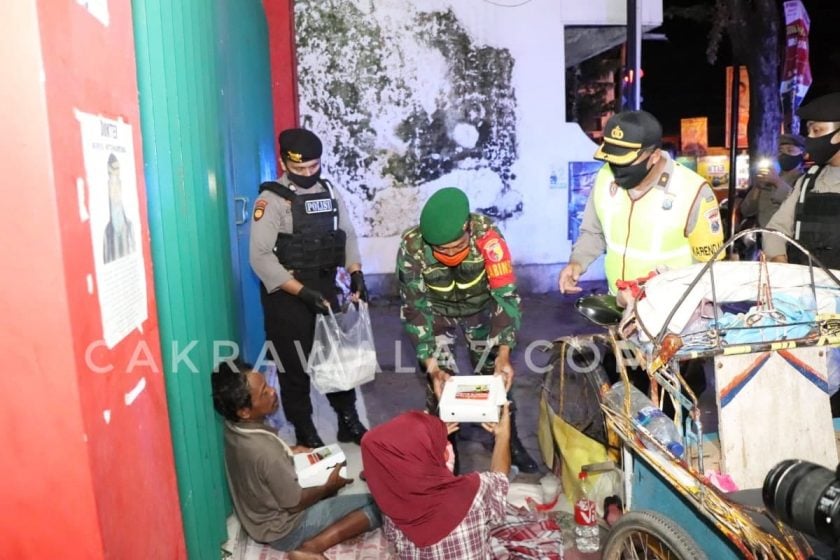 Foto : KODIM 0802 berserta Satgas Covid-19 membagikan makan sahur kepada para pengayuh becak.