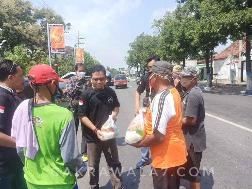 FOTO : Komonitas Advokad berbagi,memberikan pemahaman pentingnya penggunaan masker untuk para pengguna jalan.