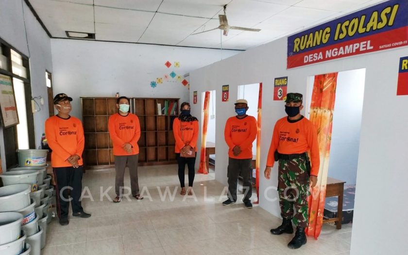 FOTO : Satgas Siaga covid-19 Desa Ngampel,kec.Balong Ponorogo Sedang Melihat Kesiapan Ruang Isolasi di Balai desa Setempat FOTO : Satgas Siaga covid-19 Desa Ngampel,kec.Balong Ponorogo Sedang Melihat Kesiapan Ruang Isolasi di Balai desa Setempat