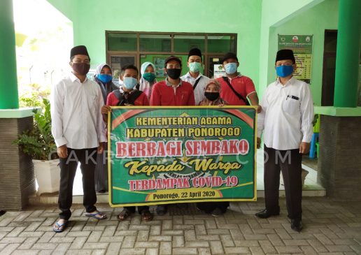Foto : Kantor KUA Bungkal bagikan sembako untuk warga yang terdampak covid-19