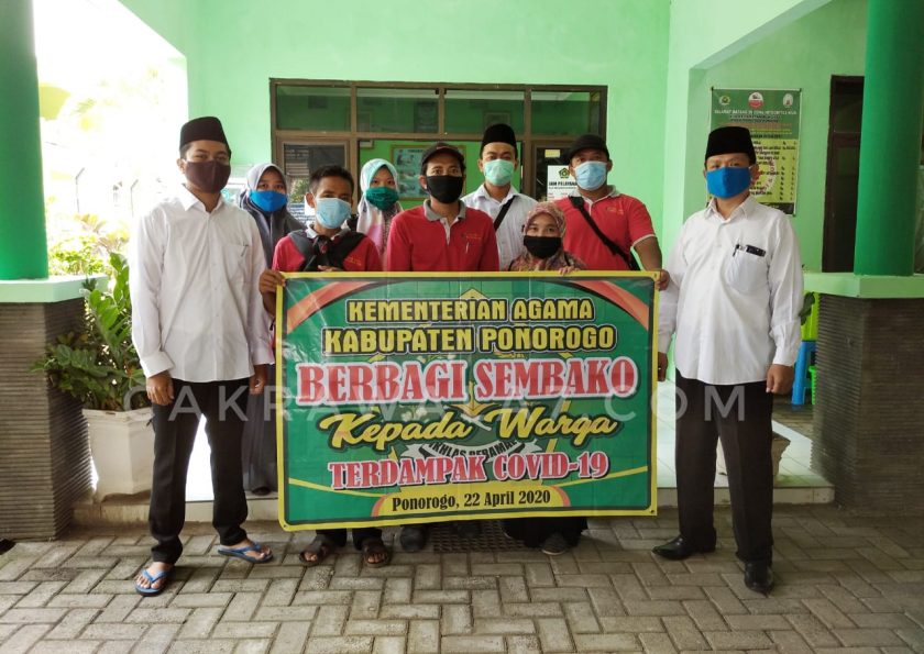 Foto : Kantor KUA Bungkal bagikan sembako untuk warga yang terdampak covid-19
