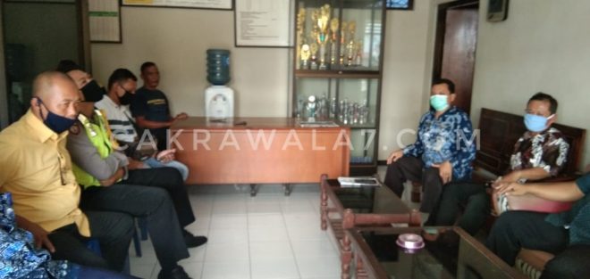 Foto : 2 Kades melakukan mediasi terkait penutupan akses jalan utama menuju ke 2 Desa Nambak dan Desa Bekare