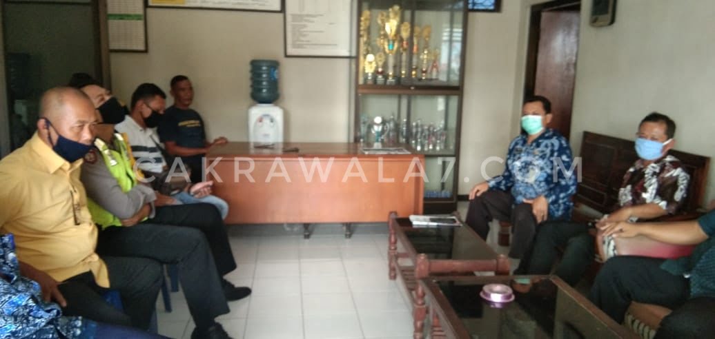 Foto : 2 Kades melakukan mediasi terkait penutupan akses jalan utama menuju ke 2 Desa Nambak dan Desa Bekare