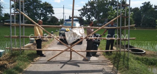 Foto : Jalan akses menuju ke 2 Desa Bekare dan Nambak di tutup hingga 80 %