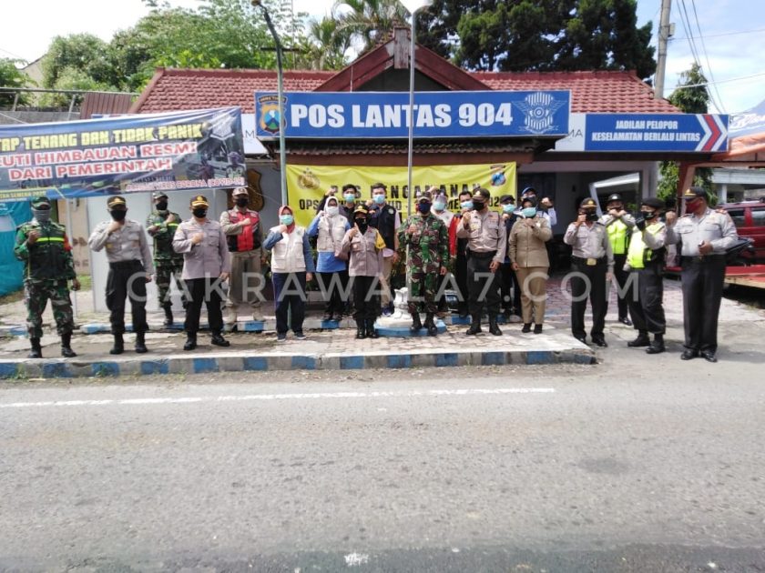 Foto : Kapolres AKBP Arief Fitrianto saat mengunjungi Pos Pantau Pemudik di Perbatasan