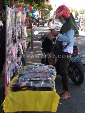 Foto : Lapak Adam pedagang pakaian di Aloon aloon Ponorogo yang beralih berjualan Masker di jalan Gajah Mada untuk bisa bertahan hidup di tengah wabah covid-19