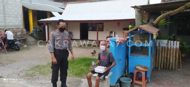 Foto : Petugas saat membagikan makanan siap saji kepada warga kecamatan shampung yang terdampak virus covid-19