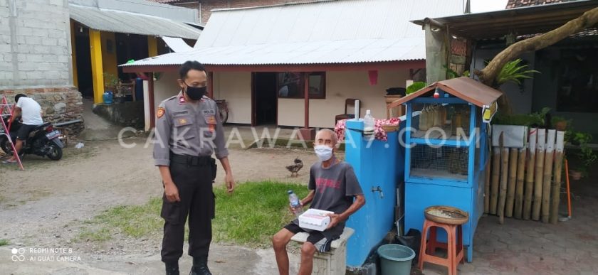 Foto : Petugas saat membagikan makanan siap saji kepada warga kecamatan shampung yang terdampak virus covid-19