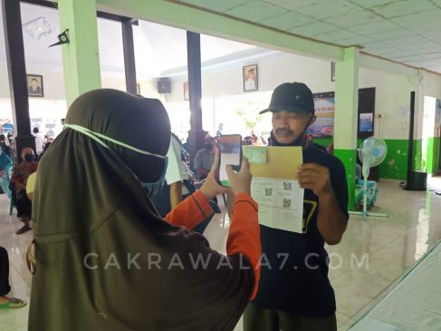 Foto : Warga yang terdampak covid-19 menerima bantuan sosial tunai dari kementrian sosial