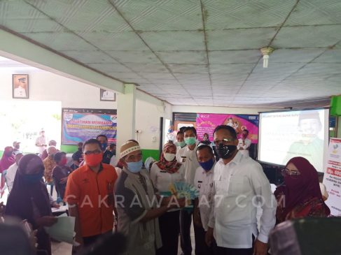 Foto : Bupati Ponorogo Ipong Muchlisoni memberikan bantaun kepada warga yang yang terdampak covid-19