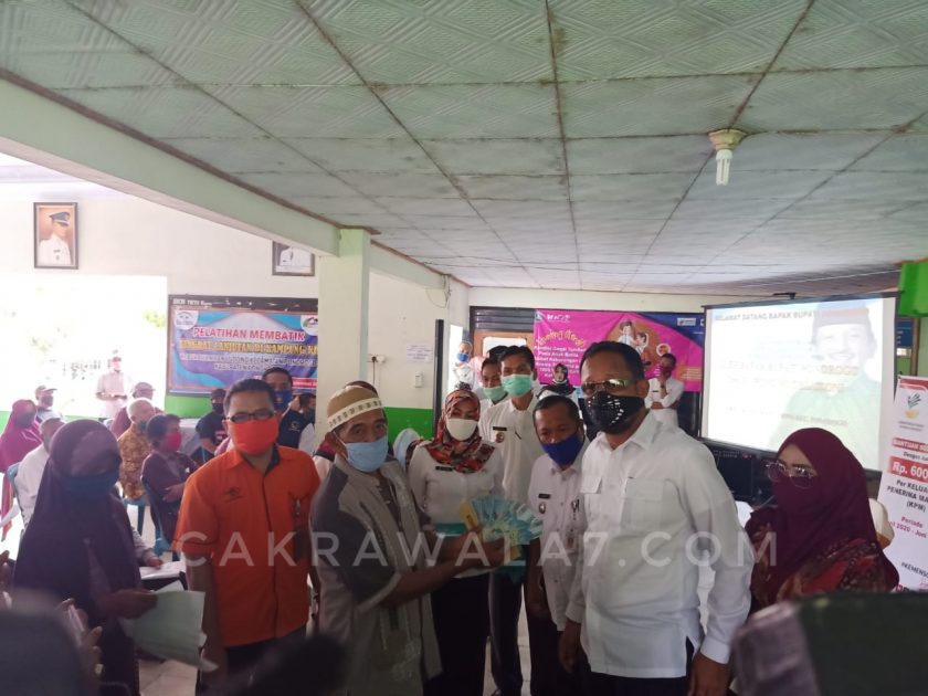 Foto : Bupati Ponorogo Ipong Muchlisoni memberikan bantaun kepada warga yang yang terdampak covid-19