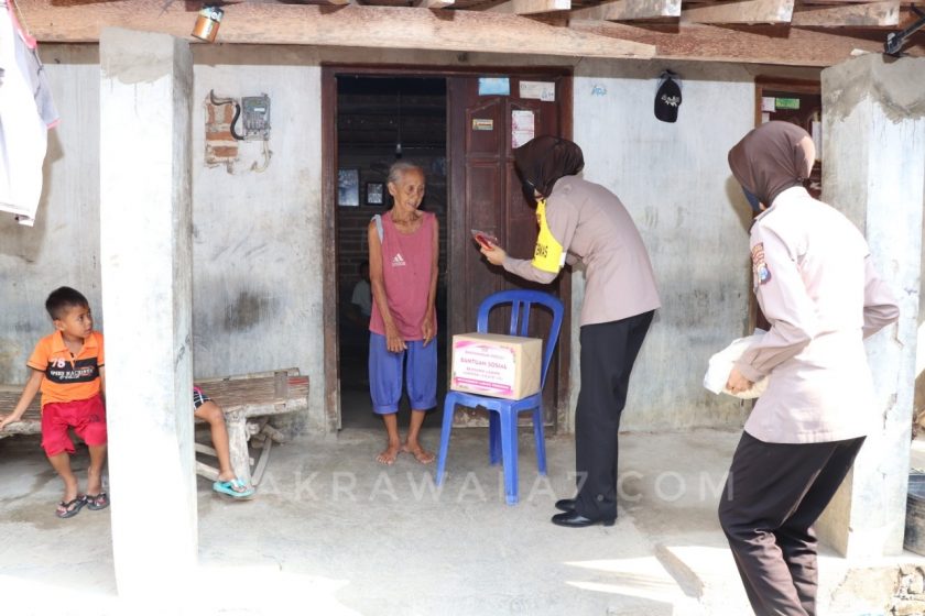 Foto : Bhayangkari cabang Ponorogo lakukan giat berbagi sembako di tengah wabah covid-19 Foto : Bhayangkari cabang Ponorogo lakukan giat berbagi sembako di tengah wabah covid-19
