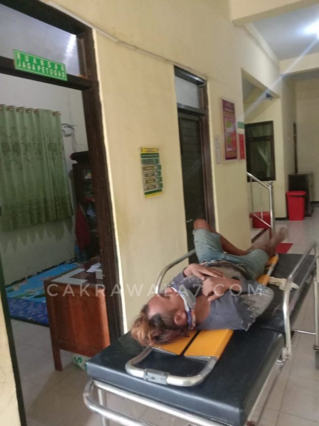 Foto : Pengendara CBR saat di rawat secara intensive di Puskemas setempat Foto : Pengendara CBR saat di rawat secara intensive di Puskemas setempat