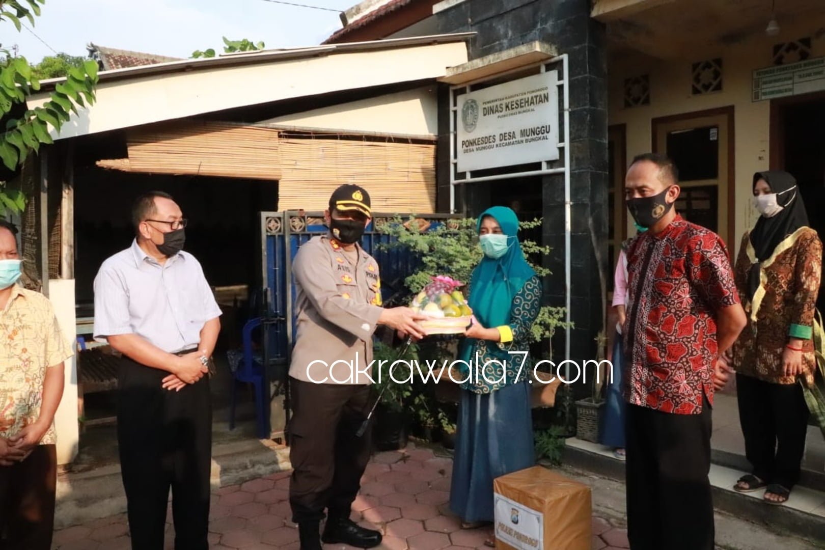 Kapolres Ponorogo memberikan apresiasi kepada Bidan Desa Teladan penanganan Covid-19