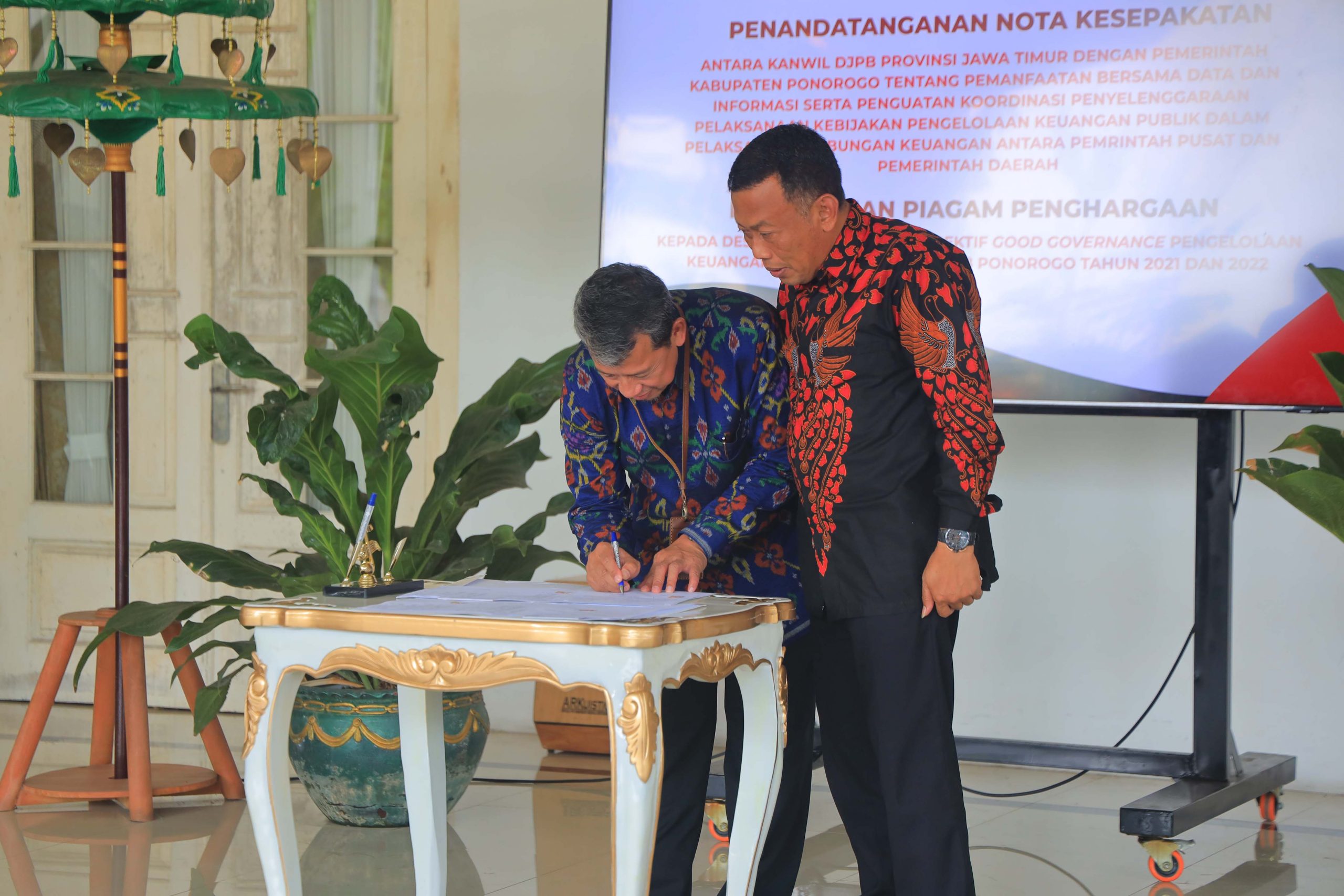 Bupati sugiri menyaksikan Kepala Kanwil DJPb Jatim menandatangani MoU