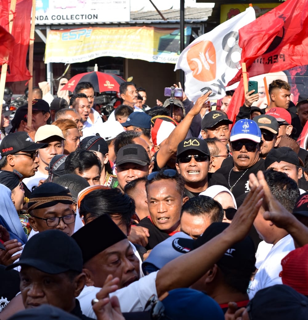 Ribuan massa pendukung Sugiri Sancoko dan Lisdyarita saat mengantar daftar ke KPUD Ponorogo.